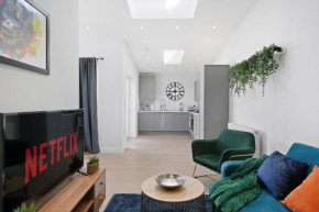 Stunning 2 Bedroom House - Parking - Private Patio